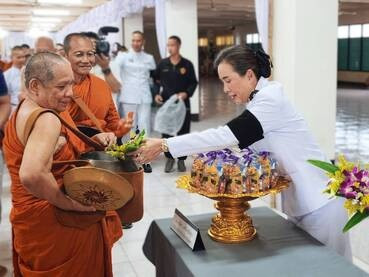 ร่วมพิธีทำบุญตักบาตรเนื่องในวันคล้ายวันประสูติพระเจ้าวรวงศ์เธอ พระองค์เจ้าโสมสวลี กรมหมื่นสุทธนารีนาถ ... พารามิเตอร์รูปภาพ 1