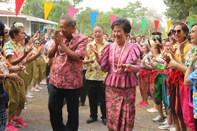 จังหวัดสกลนครสรงน้ำพระพุทธรูปและรดน้ำขอพรจากผู้บังคับบัญชา ... พารามิเตอร์รูปภาพ 1