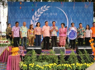 จังหวัดสกลนครสรงน้ำพระพุทธรูปและรดน้ำขอพรจากผู้บังคับบัญชา ... พารามิเตอร์รูปภาพ 8