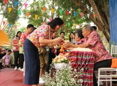 จังหวัดสกลนครสรงน้ำพระพุทธรูปและรดน้ำขอพรจากผู้บังคับบัญชา ... พารามิเตอร์รูปภาพ 5