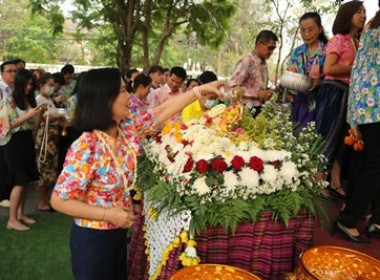 จังหวัดสกลนครสรงน้ำพระพุทธรูปและรดน้ำขอพรจากผู้บังคับบัญชา ... พารามิเตอร์รูปภาพ 7