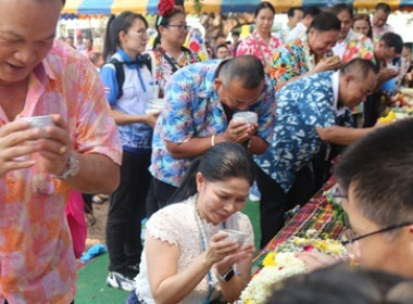 จังหวัดสกลนคร ร่วมกันสรงน้ำพระพุทธรูป เพื่อความเป็นสิริมงคล ... พารามิเตอร์รูปภาพ 4